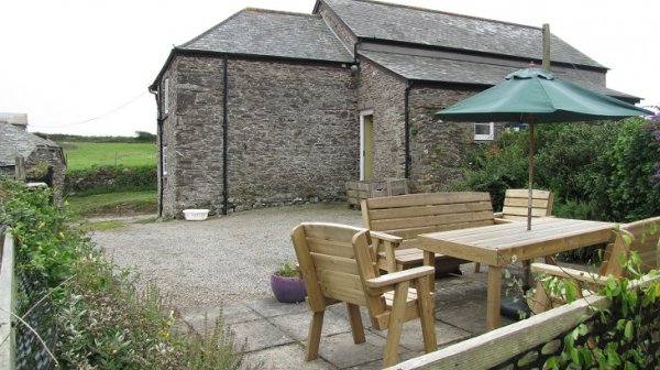 Worswell Barton B&B higher shippen parking patio.jpg